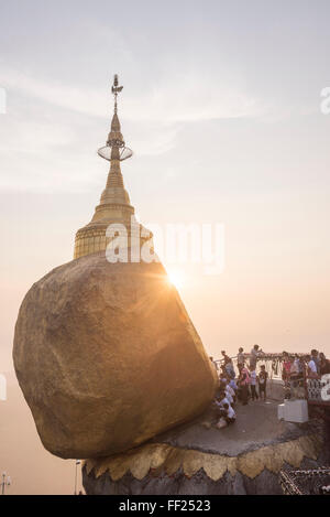 Pilger am Golden Rock Stupa (Kyaiktiyo-Pagode) bei Sonnenuntergang, Mon State, Myanmar (Burma), Asien Stockfoto