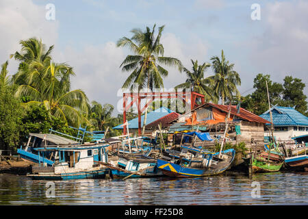 Blick auf die Fischerboote am Fluss Kumai Zentralkalimantan Provinz, Borneo, Indonesien, Südostasien, Asien Stockfoto