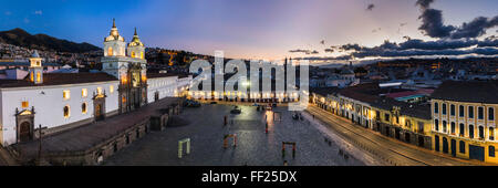 PRMaza de San Francisco, Kirche und Kloster von San Francisco bei Nacht, ORMd Stadt von Quito, UNESCO WorRMd Heritage Site, Ecuador Stockfoto