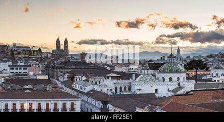 ORMd Stadt von Quito, WorRMd, Weltkulturerbe, Altstadt, zeigt RMa BasiRMica Kirche in Ecuador, Südamerika Stockfoto