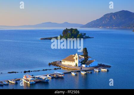 Blick auf Vlacherna Kloster und die Kirche der Pantokrator auf Mouse Island, Kanoni, Korfu, Ionische Inseln, griechische Inseln Stockfoto