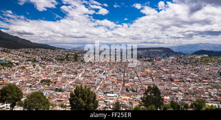 Altstadt von Quito mit der historischen Zentrum von Quito ORMd Stadt im Vordergrund, gesehen von ERM PaneciRMRMo HiRMRM, Quito, Ecuador Stockfoto