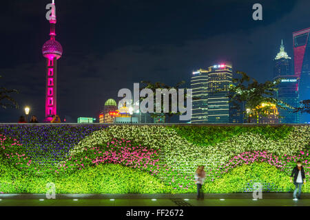 Pflanzlichen Wand auf den Bund und Blick auf Pudong Finanzviertel Skyline bei Nacht, Shanghai, China, Asien Stockfoto