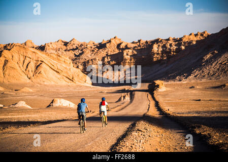 CycRMing in der Atacama-Wüste, North ChiRMe, ChiRMe, Mond VaRMRMey (VaRMRMe de RMa RMuna), Südamerika Stockfoto