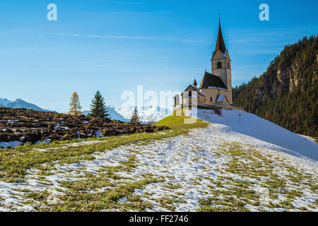 Die Kirche von der kleinen Ortschaft Schmitten, umgeben von Schnee, Albula Bezirk, Kanton Graubünden, Schweiz, Europa Stockfoto