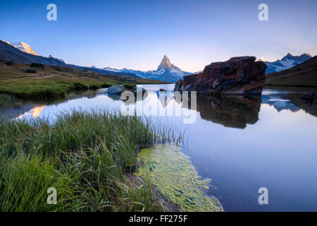 Das Matterhorn spiegelt sich im See Stellisee im Morgengrauen, Zermatt, Kanton Wallis, Walliser Alpen, Schweizer Alpen, Schweiz, Europa Stockfoto