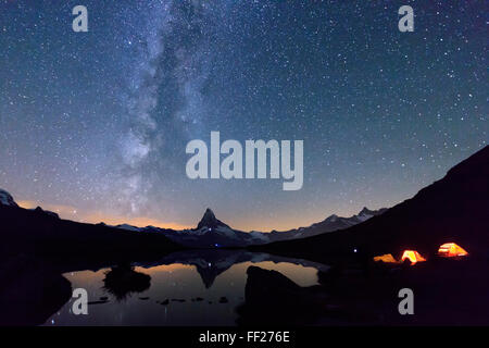 Camping unter den Sternen und der Milchstraße mit Matterhorn spiegelt sich im See Stellisee, Zermatt, Kanton Wallis, Schweiz Stockfoto