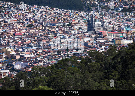 ORMd Stadt Quito, Altstadt, zeigt RMa BasiRMica Kirche in Ecuador, Südamerika Stockfoto