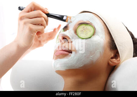 Grüne Tonerde, Naturkosmetik, Reinigung und Straffung der Haut. Frau in einem Beauty-Salon, grüne Maske, Frau im Wellness-salon Stockfoto