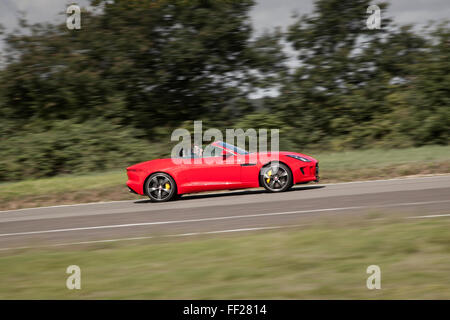 Jaguar Heritage Erfahrung. Jaguar Typ F Cabrio getrieben auf der Teststrecke Stockfoto