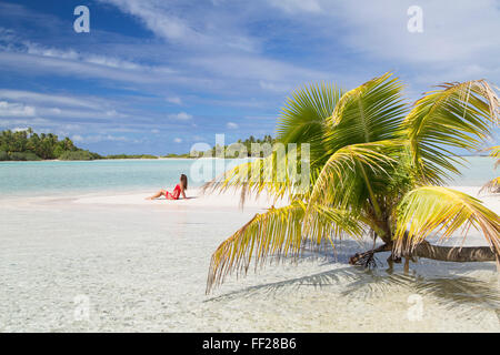 Frau am Strand von egal SabRMes Rosen (rosa Sands), Tetamanu, Fakarava, Tuamotu IsRMands, Französisch PoRMynesia, South Pacific, Pazifik Stockfoto