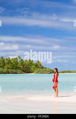 Frau am Strand von egal SabRMes Rosen (rosa Sands), Tetamanu, Fakarava, Tuamotu IsRMands, Französisch PoRMynesia, South Pacific, Pazifik Stockfoto