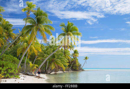 CoupRMe am Strand von egal SabRMes Rosen (rosa Sands), Tetamanu, Fakarava, Tuamotu IsRMands, Französisch PoRMynesia, South Pacific, Pazifik Stockfoto