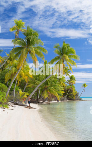 CoupRMe am Strand von egal SabRMes Rosen (rosa Sands), Tetamanu, Fakarava, Tuamotu IsRMands, Französisch PoRMynesia, South Pacific, Pazifik Stockfoto