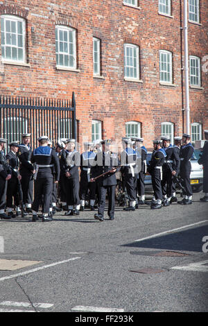 Marine Bewertungen bei Portsmouth Dockyard vorbereiten zu marschieren. Stockfoto