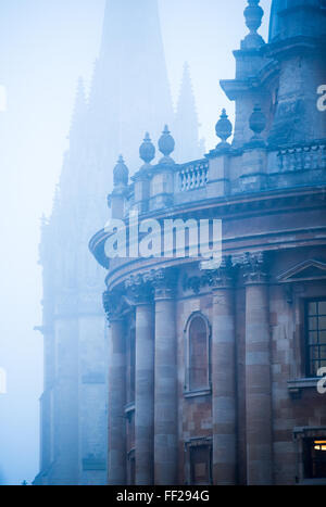 Radcliffe Camera und St. Marien Kirche im Nebel, Oxford, Oxfordshire, England, Vereinigtes Königreich, Europa Stockfoto