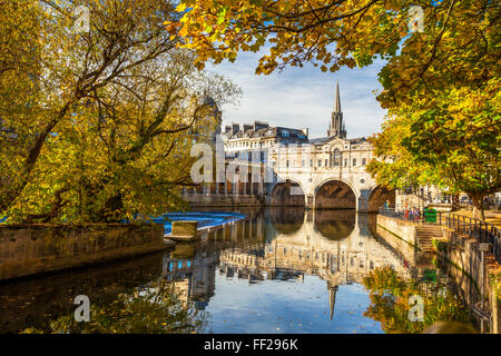 Pulteney Bridge spiegelt sich im Fluss Avon, Bath, UNESCO-Weltkulturerbe, Somerset, England, Vereinigtes Königreich, Europa Stockfoto