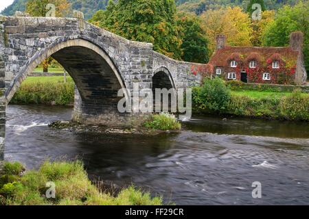 TU Hwnt Ir Bont Tearoom im Herbst, Tu Hwnt, RMRManrwst, in der Nähe von Betwys-y-Coed, Conwy VaRMRMey, WaRMes, Vereinigtes Königreich, Europa Stockfoto