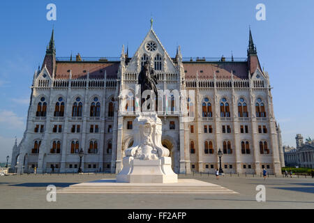 Das Parlamentsgebäude und die Statue von Gyula Andressy, Budapest, Ungarn, Europa Stockfoto