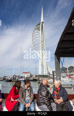 Passagiere auf einem Hafen Kreuzfahrt Blick hinter ihnen der Spinnaker Tower und Gunwharf Quays Stockfoto