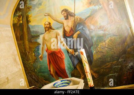 Wandgemälde der Taufe in der Kirche von Sant Jaume de Calaf, Katalonien, Spanien Stockfoto