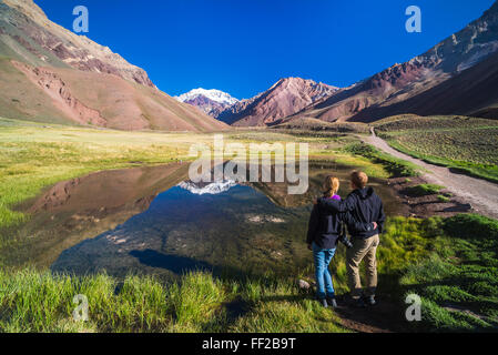 Trekking in Aconcagua ProvinciaRM Park mit 6961m Gipfel des Aconcagua hinter, Anden, Provinz Mendoza, Argentinien, Südamerika Stockfoto