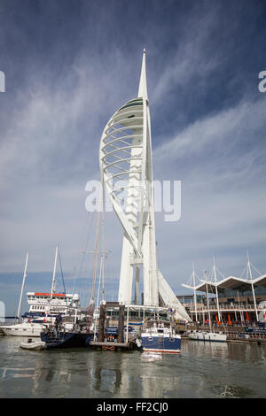 Hafen, Boote und Spinnaker Tower in Gunwarf Quays. Stockfoto