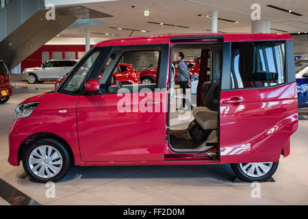 Yokohama, Japan. 10. Februar 2016. Ein Nissan Dayz Roox Fahrzeug wird auf dem Display an der Nissan Motor Company Ltd.-Showroom in Yokohama, südlich von Tokyo gesehen. Nissan einen 34 Prozent Anstieg des Unternehmens Konzernergebnis nach Steuern auf 452,8 Milliarden Yen gebucht und insgesamt 3.891.000 Fahrzeuge während der April-Dezember 2015 Zeit weltweit verkauft. Bildnachweis: AFLO/Alamy Live-Nachrichten Stockfoto