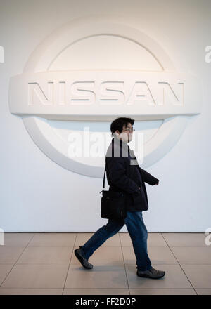 Yokohama, Japan. 10. Februar 2016. Ein Besucher geht vorbei ein Nissan-Logo im Inneren der Nissan Motor Company Ltd.-Showroom in Yokohama, südlich von Tokio. Nissan einen 34 Prozent Anstieg des Unternehmens Konzernergebnis nach Steuern auf 452,8 Milliarden Yen gebucht und insgesamt 3.891.000 Fahrzeuge während der April-Dezember 2015 Zeit weltweit verkauft. Bildnachweis: AFLO/Alamy Live-Nachrichten Stockfoto