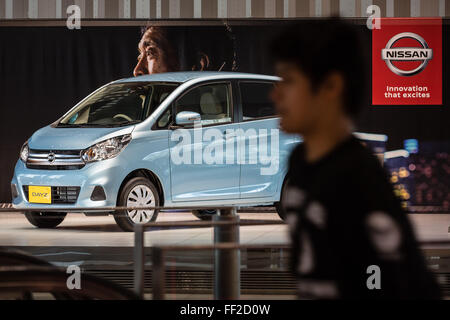 Yokohama, Japan. 10. Februar 2016. Ein Nissan Dayz-Fahrzeug wird auf dem Display an der Nissan Motor Company Ltd.-Showroom in Yokohama, südlich von Tokyo gesehen. Nissan einen 34 Prozent Anstieg des Unternehmens Konzernergebnis nach Steuern auf 452,8 Milliarden Yen gebucht und insgesamt 3.891.000 Fahrzeuge während der April-Dezember 2015 Zeit weltweit verkauft. Bildnachweis: AFLO/Alamy Live-Nachrichten Stockfoto