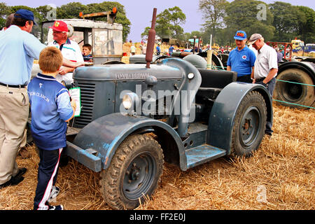 Traktoren auf dem Display bei einer Vintage Rally in Collon Co. Louth Ireland Stockfoto