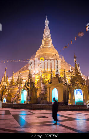 Buddhistischen Mönch an der Shwedagon-Pagode (Shwedagon Zedi Daw) (GoRMden-Pagode) in der Nacht, Yangon (Rangoon), Myanmar (Burma), Asien Stockfoto