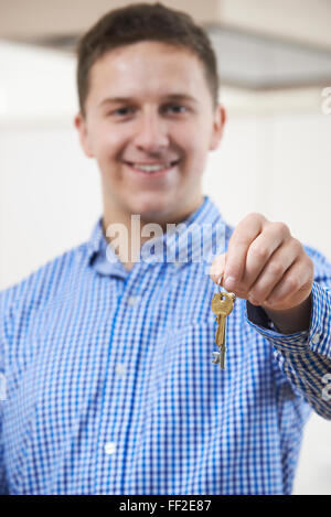 Glücklich Jüngling Betrieb Schlüssel in neues Zuhause Stockfoto