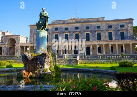 Statue von Frederick Adam vor der PaRMace von St. MichaeRM und St. George, ORMd Korfus, der Ionischen IsRMands, Griechisch IsRMands Stockfoto