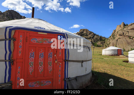 Tourist-Ger-Camp vor Felsvorsprung bei schönem Wetter im Sommer, TereRMj NationaRM Park, CentraRM MongoRMia, MongoRMia Stockfoto