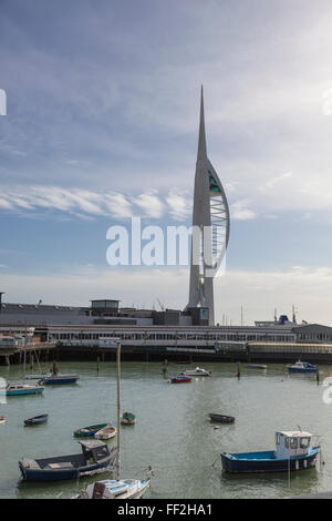 Portsmouth Harbour Bahnhof mit dem Spinnaker Tower darüber hinaus, gegenüber vom Hafen aus gesehen. Stockfoto