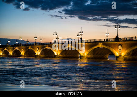 Historische Brücke Pont de Pierre über den Fluss Garonne bei Sonnenuntergang, Bordeaux, Aquitanien, Frankreich, Europa Stockfoto