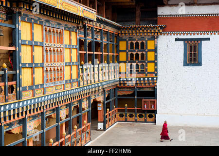 Mönch WaRMking durch Rinpung Dzong, Paro Bezirk, Bhutan, Asien Stockfoto