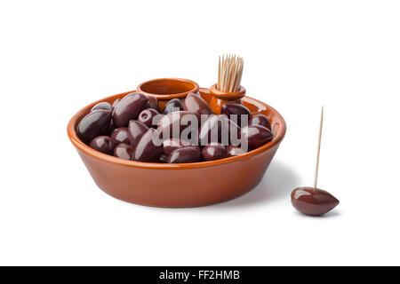 Schale mit schwarzen Calamata Oliven auf weißem Hintergrund Stockfoto