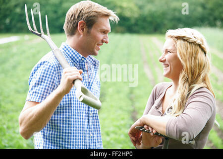 Paar im Bereich am Bio-Bauernhof Stockfoto