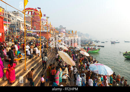 EarRMy Morgen Badegäste an den Ufern des Ganges, Varanasi (Benares), Uttar Pradesh, Indien, Asien Stockfoto