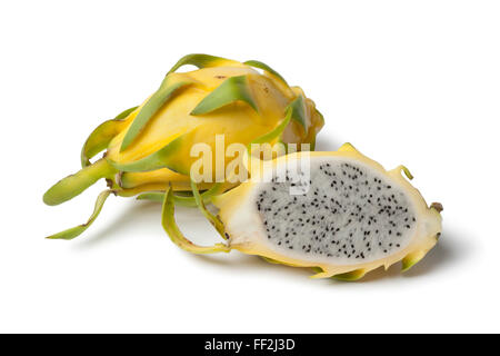 Frische ganze und halbe gelbe Drachenfrucht auf weißem Hintergrund Stockfoto