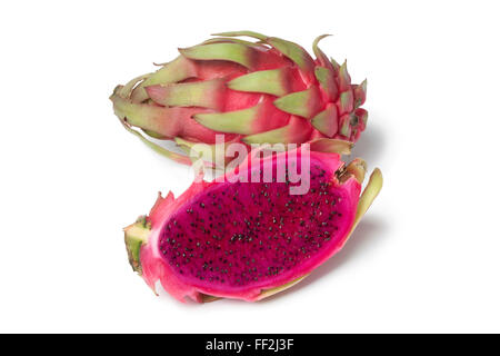 Ganze und halbe rosa Costa Rica Pitaya auf weißem Hintergrund Stockfoto