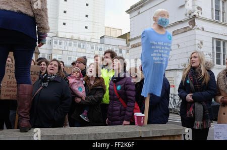 Brighton, Sussex, UK. 10. Februar 2016. Junior-Ärzte auf die Streikposten außerhalb der Royal Sussex County Hospital in Brighton heute, wie sie auf Großbritannien Kredit an dem eintägigen landesweiten Streik teilnehmen: Simon Dack/Alamy Live News Stockfoto