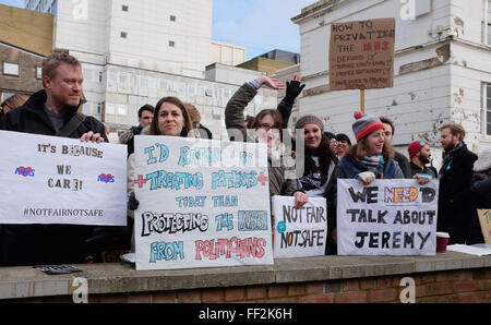 Brighton, Sussex, UK. 10. Februar 2016. Junior-Ärzte auf die Streikposten außerhalb der Royal Sussex County Hospital in Brighton heute, wie sie auf Großbritannien Kredit an dem eintägigen landesweiten Streik teilnehmen: Simon Dack/Alamy Live News Stockfoto