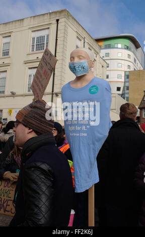 Brighton, Sussex, UK. 10. Februar 2016. Junior-Ärzte auf die Streikposten außerhalb der Royal Sussex County Hospital in Brighton heute, wie sie auf Großbritannien Kredit an dem eintägigen landesweiten Streik teilnehmen: Simon Dack/Alamy Live News Stockfoto