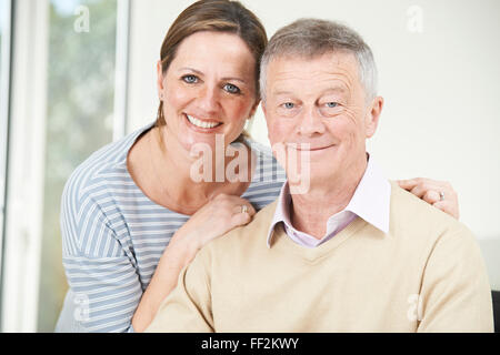Portrait Of Senior Man mit erwachsenen Tochter Stockfoto