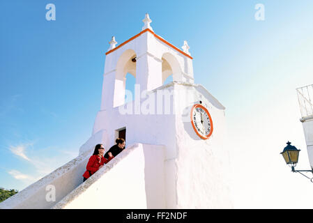 Portugal, Alentejo: Zwei Frauen, die Aussicht von den Stufen des mittelalterlichen Turm Torre Relógio im historischen Dorf Mértola Stockfoto