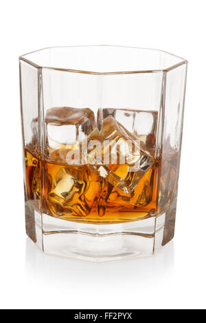 Whisky mit Eiswürfeln, isoliert auf weißem Hintergrund, Schneidepfad enthalten. Stockfoto