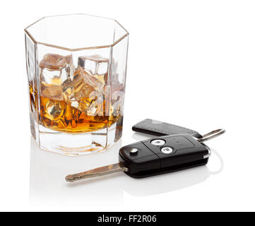 Glas Whiskey und Auto Schlüssel, isoliert auf weißem Hintergrund, Clipping-Pfad enthalten. Stockfoto